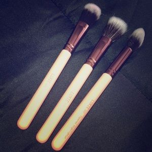 Rose gold Luxie Brush Set!!
